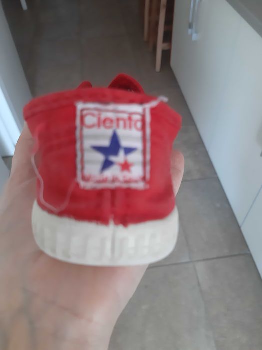 Sapatilha vermelha para menino da Cienta