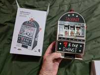 Slot machine eletrica e mealheiro novo na caixa