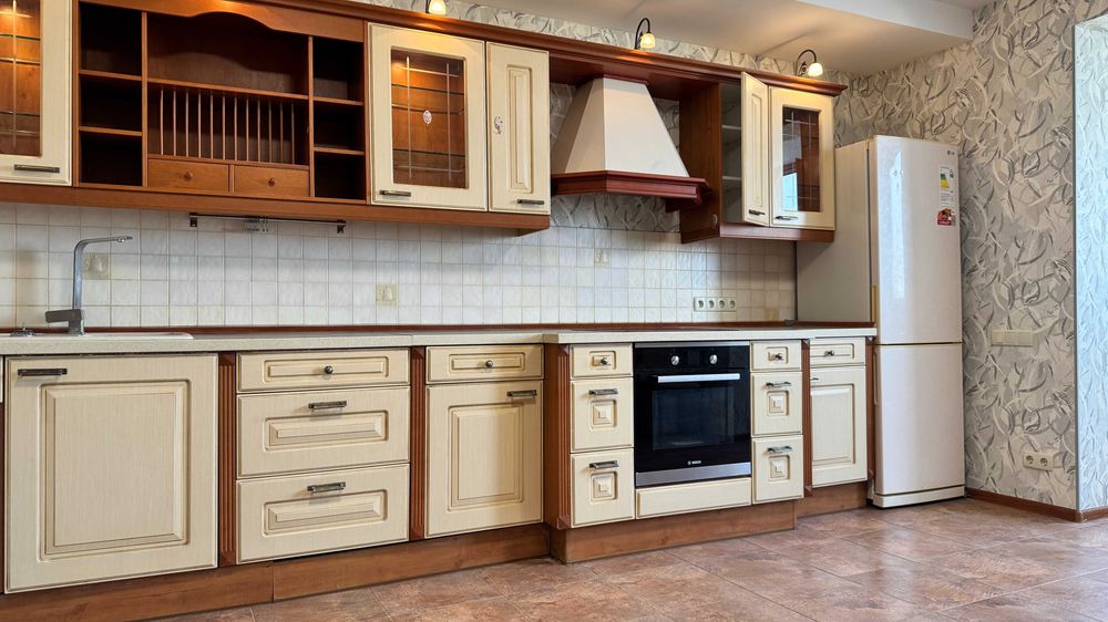 Без % оренда просторої 5к. на Освіти 14-А, 258 м.кв.