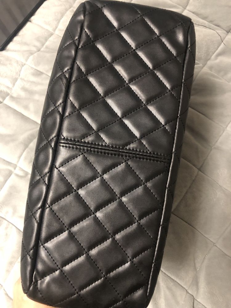 Чорна стильна сумка на цепочці