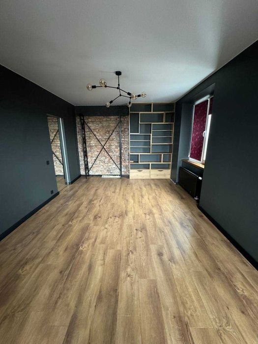 Дворівнева квартира з сучасним ремонтом, Виставка