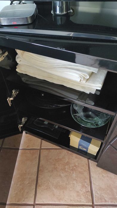 Aparador e mesa lacados preto brilhante