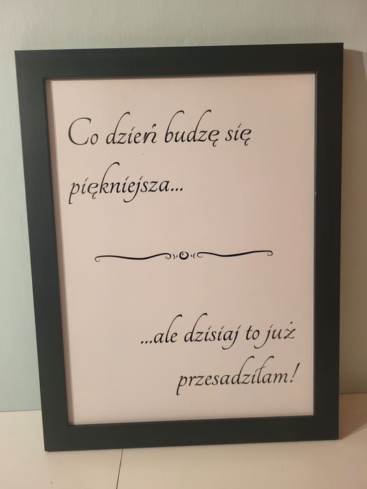 Ramka z napisem " co dzień budzę się piękniejsza... ""