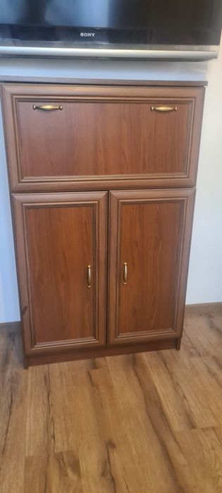 Brązowa komoda z brakiem