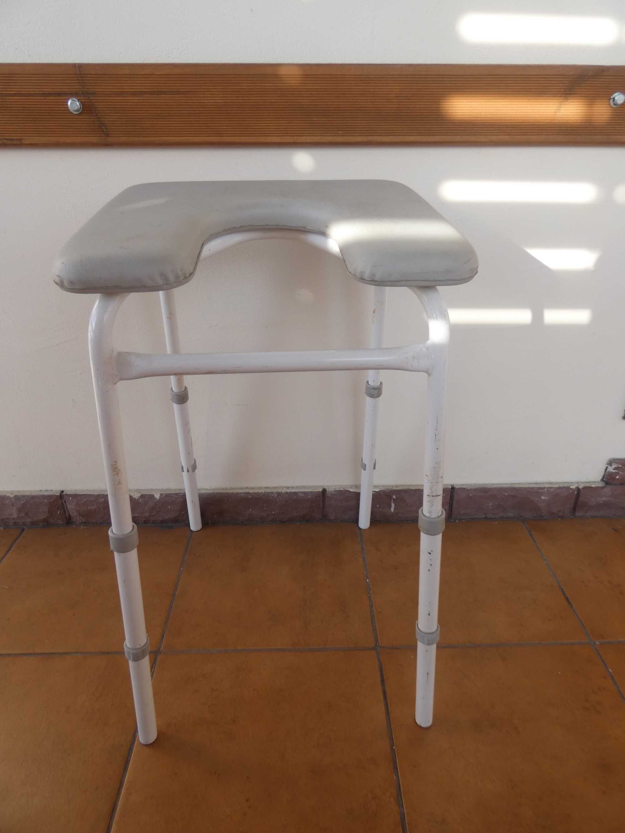 sanitarny taboret regulowany