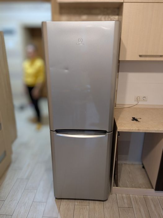 Холодильник Indesit BIAA 12p сірий, просторий, тихий — вигідна ціна