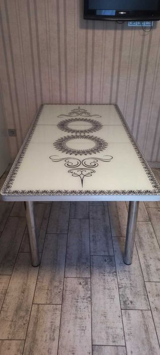 Кухонний обідній стіл