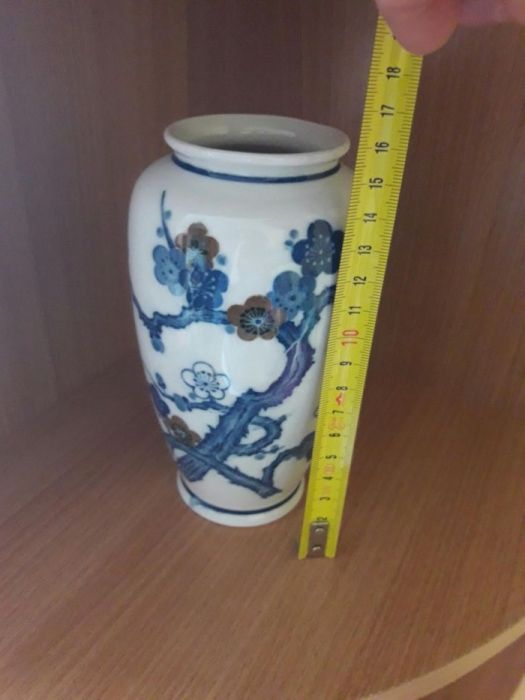Porcelanowy wazon z motywem kwiatowym