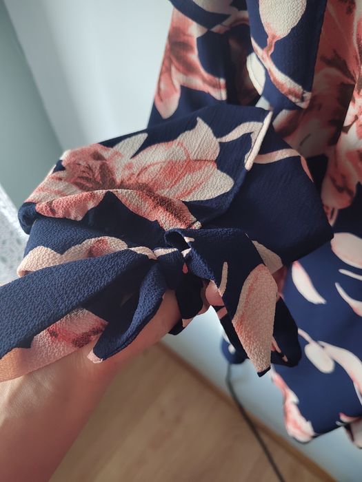 Bluzka w kwiaty z wyciętymi ramionami i rekawami