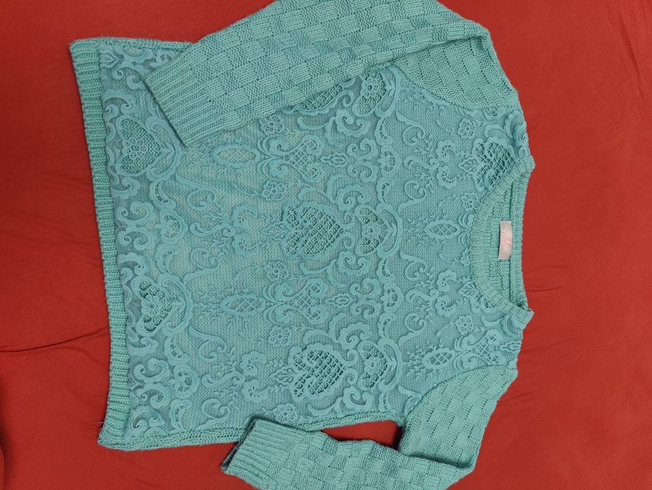 М'ятний в'язаний светр з жемчугом