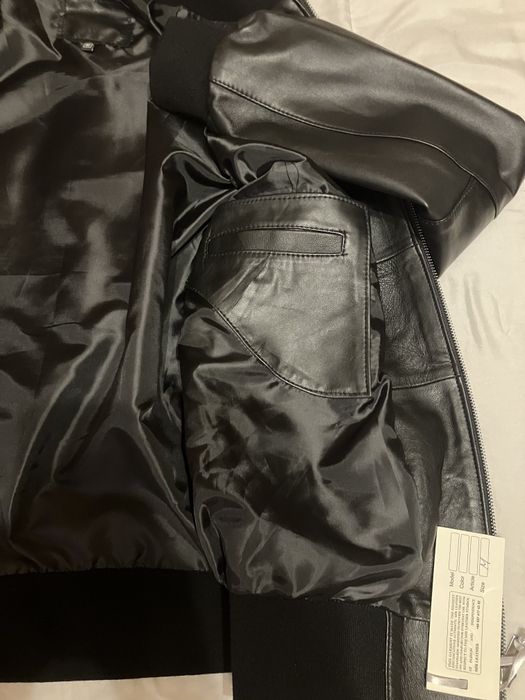 Мужской кожаный бомбер