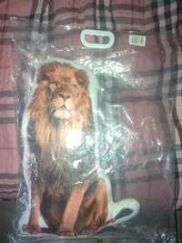 Подушка з принтом лев в ваукумній упаковці нова