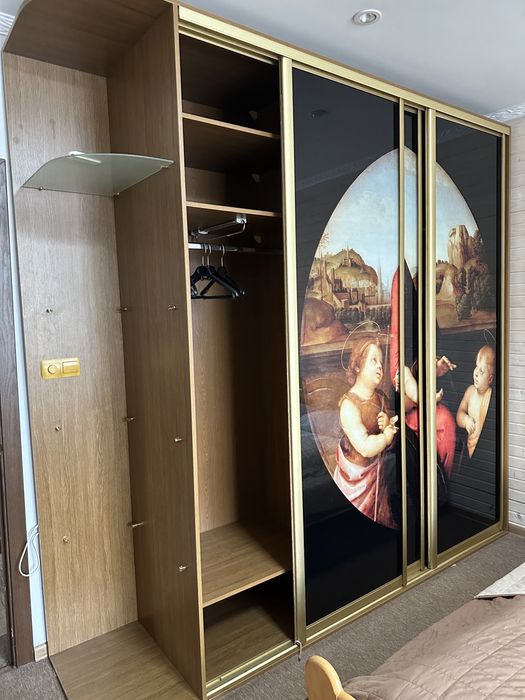 Шафа-купе,окремо стояча,дизайнерська