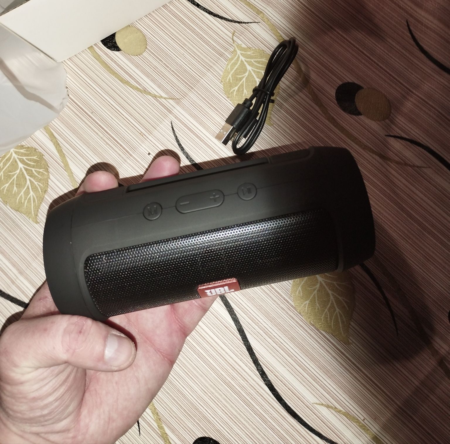 Колонка JBL Charge Mini.