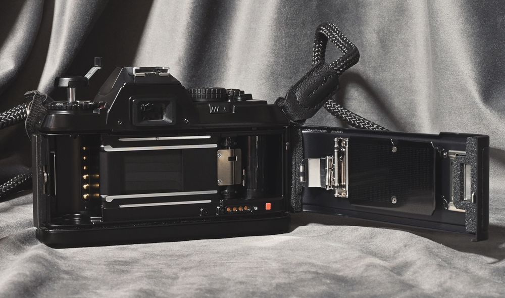 Nikon z obiektywem, plus lampa, pasek i baterie
