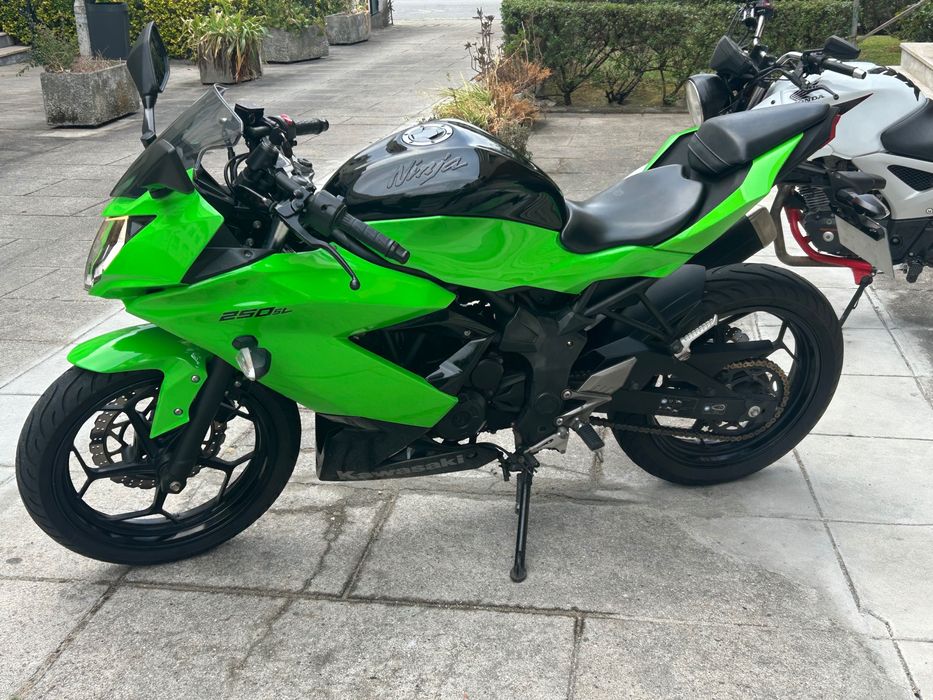 Kawasaki ninja 250cc, ano 2016, com cerca de 31.000 km.
