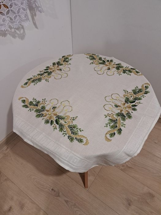 *Piękny haftowany obrus świąteczny.