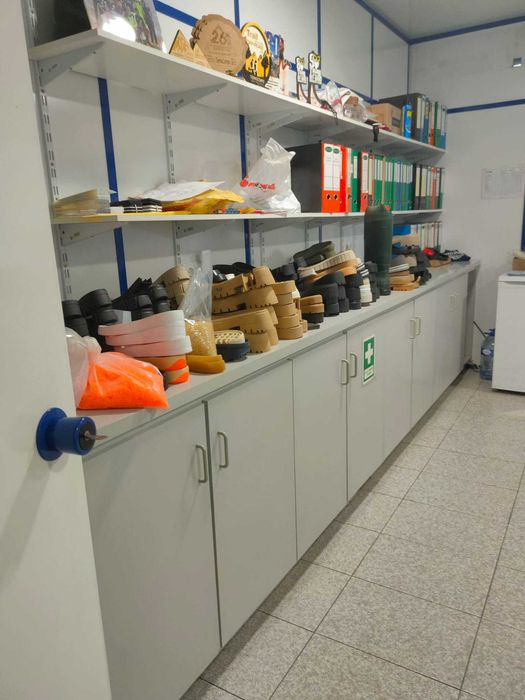 Estrutura para gabinetes ou arrumos com secretárias, móveis e cadeiras