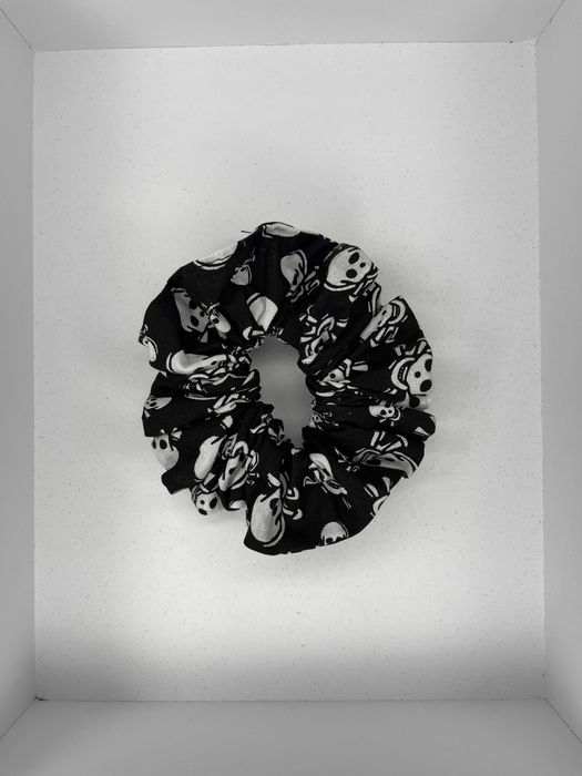Mała halloweenowa gumka scrunchie – czarna z motywem czaszek, handmade