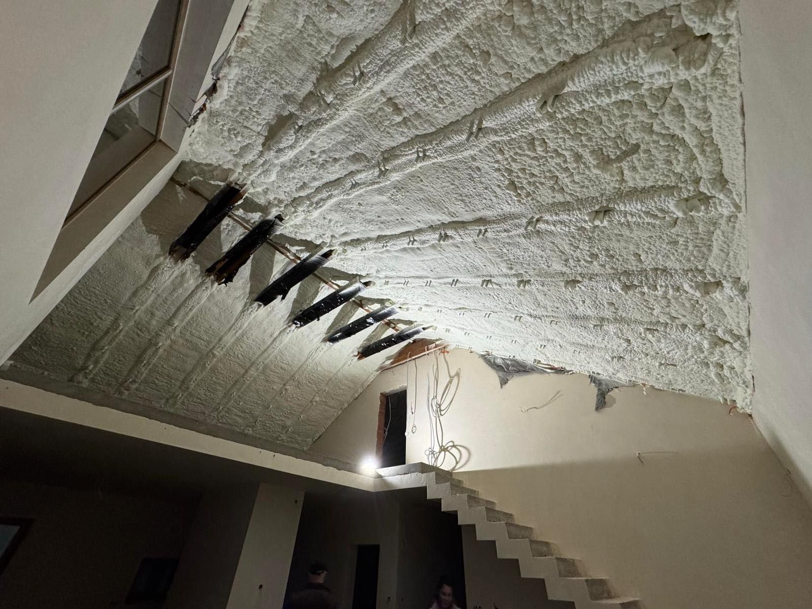 Izolacja natryskowa pianą PUR – ocieplenie poddaszy, dachów, budynków