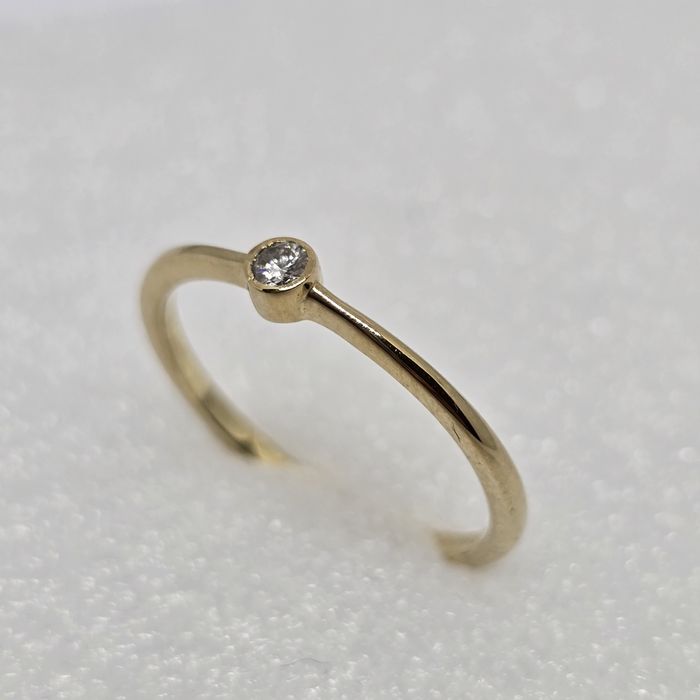 Золоте кільце з діамантами