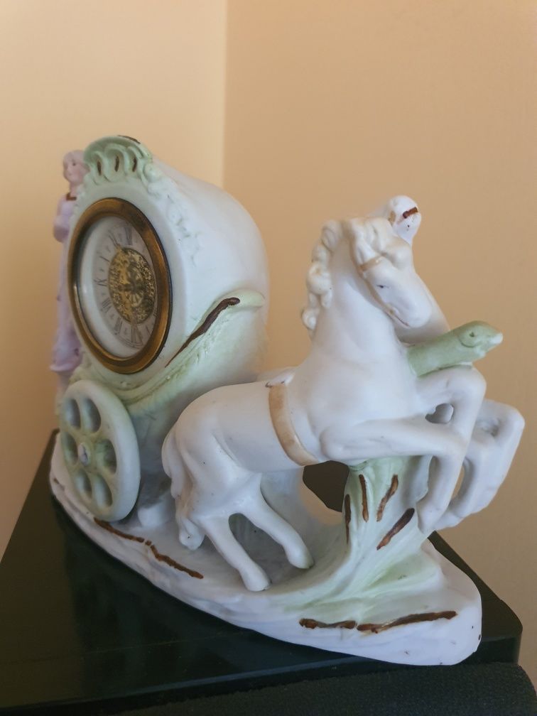 Zegar kominkowy nakręcany z porcelany, sprawny.