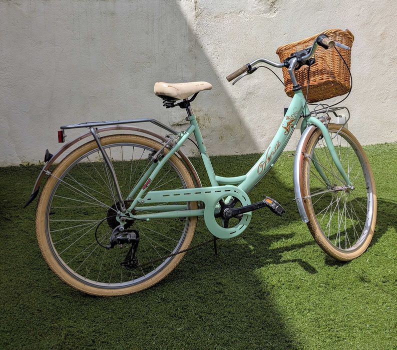 Bicicleta Clássica de Senhora com Cesto e Capacete - Nova