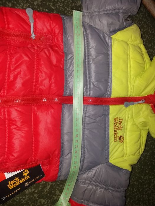 Яркая курточка Jack Wolfskin