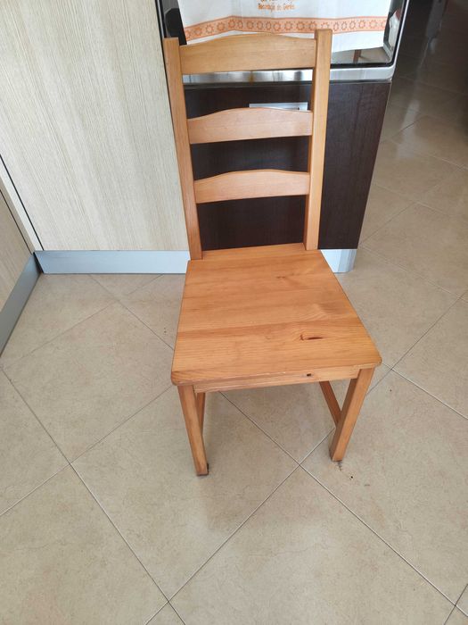 Mesa de pinho com quatro cadeiras