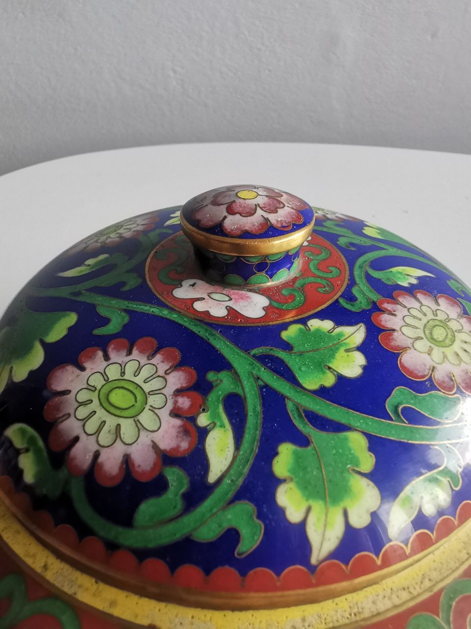 Cloisonne zdobione puzderko Chiny emalia + mosiądz