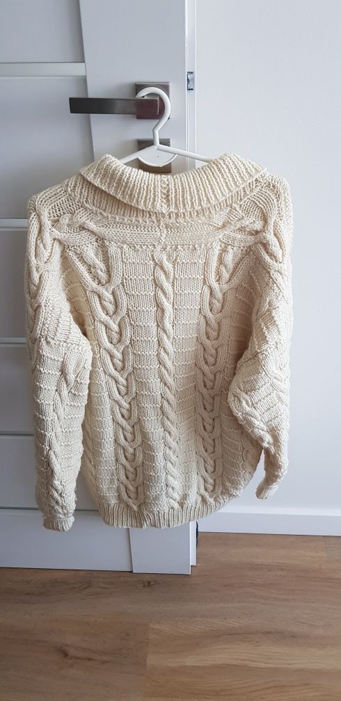 Kremowy sweterek z wełny