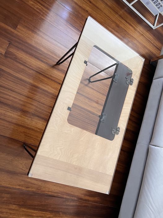 Mesa de centro em madeira e vidro