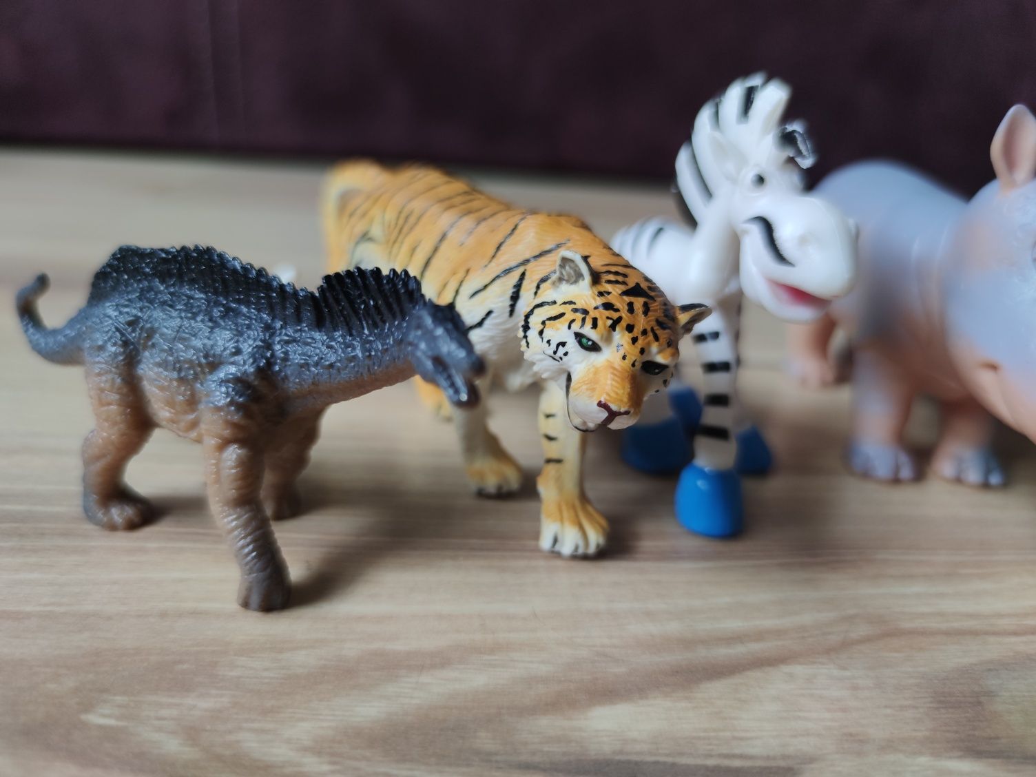 Zwierzęta figurki tygrys dinozaur zebra hipopotam nosorożec