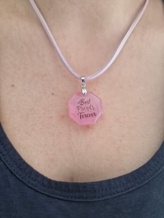 Colares em resina personalizados