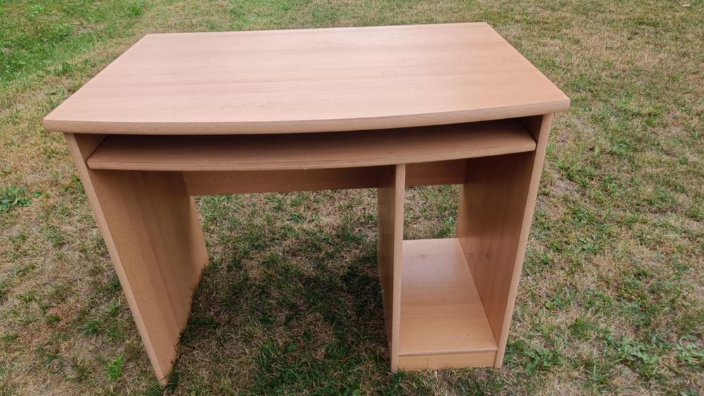 Biurko z miejscem na komputer