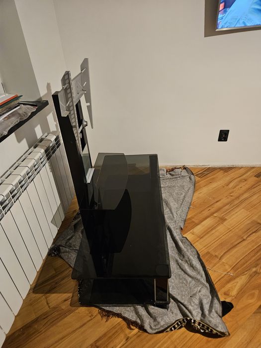 Скляна тумба під телевізор