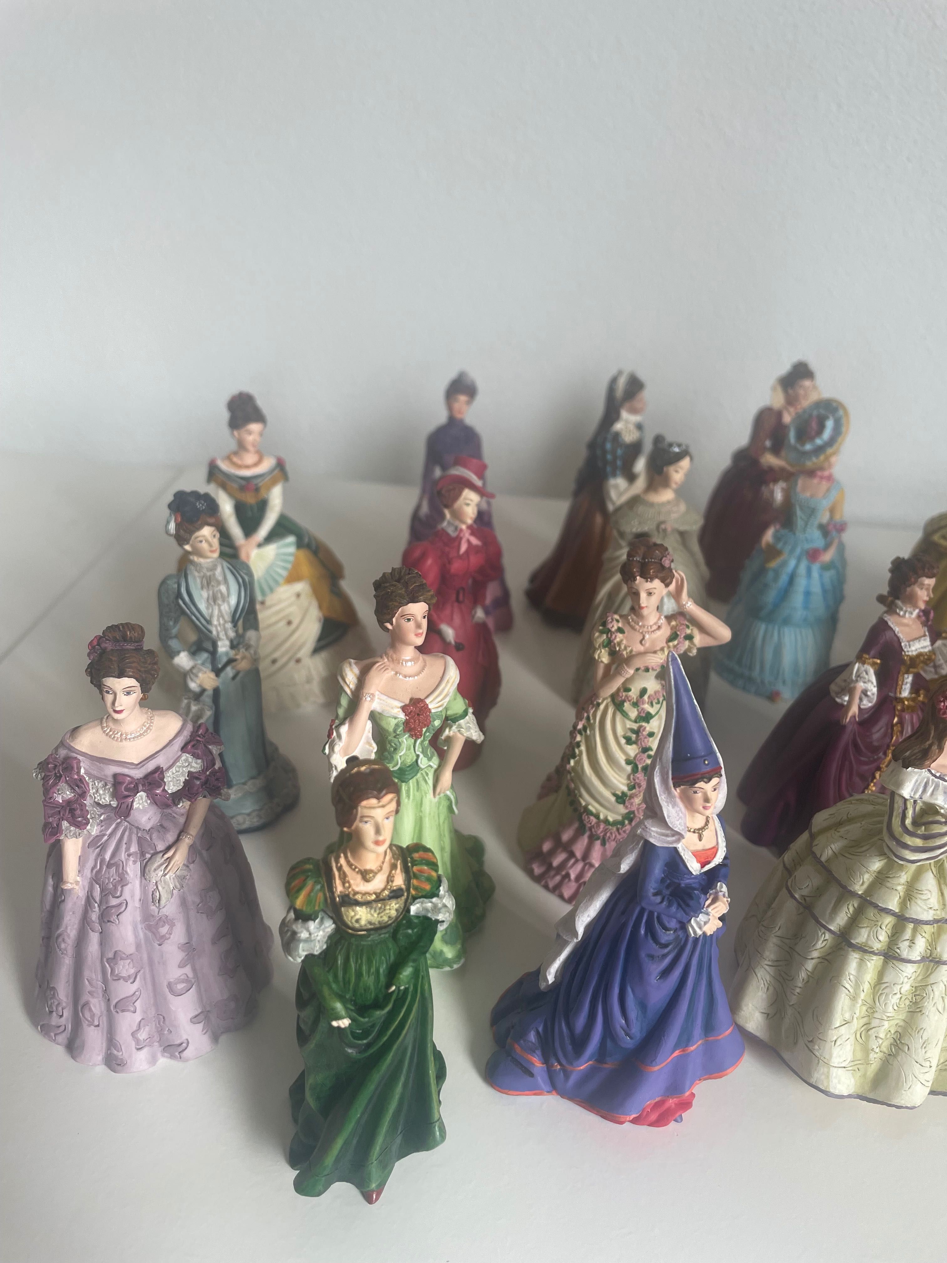Coleção bonecas com trajes senhoriais