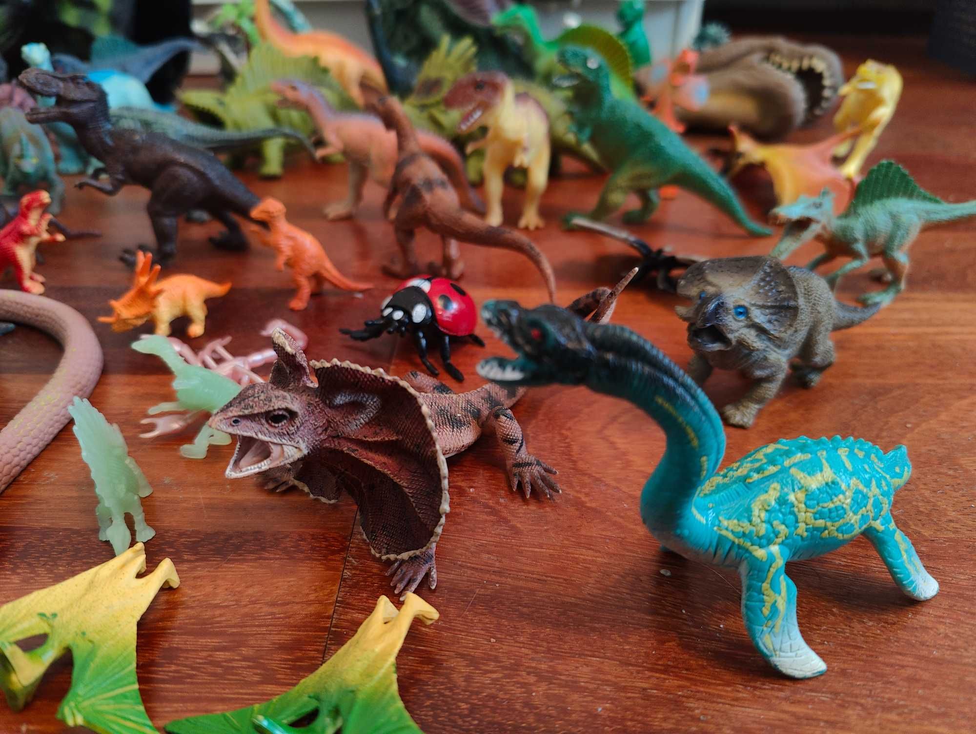 Duży zestaw dinozaurów i innych zwierzaków
