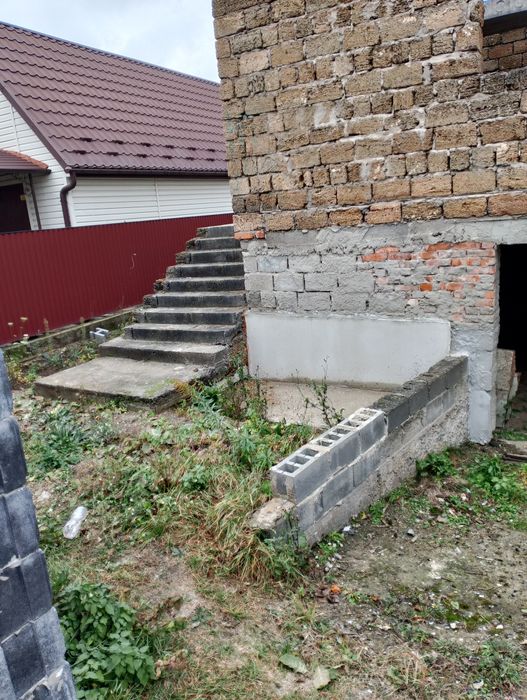 Продам ділянку з недобудованим будинком