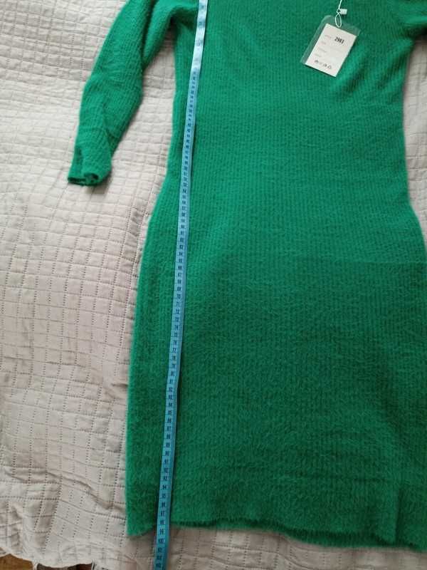 Długa zielona prążkowana włochata sukienka wełna