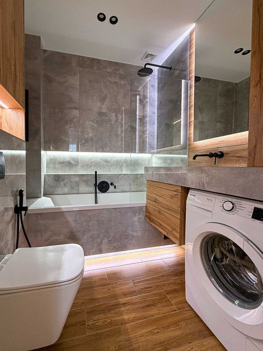 Квартира в центрі з ремонтом, автономним опаленням та окремим входом