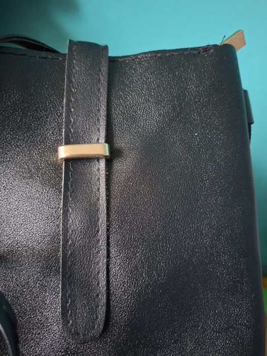 Mała czarna torebka listonoszka złote elementy