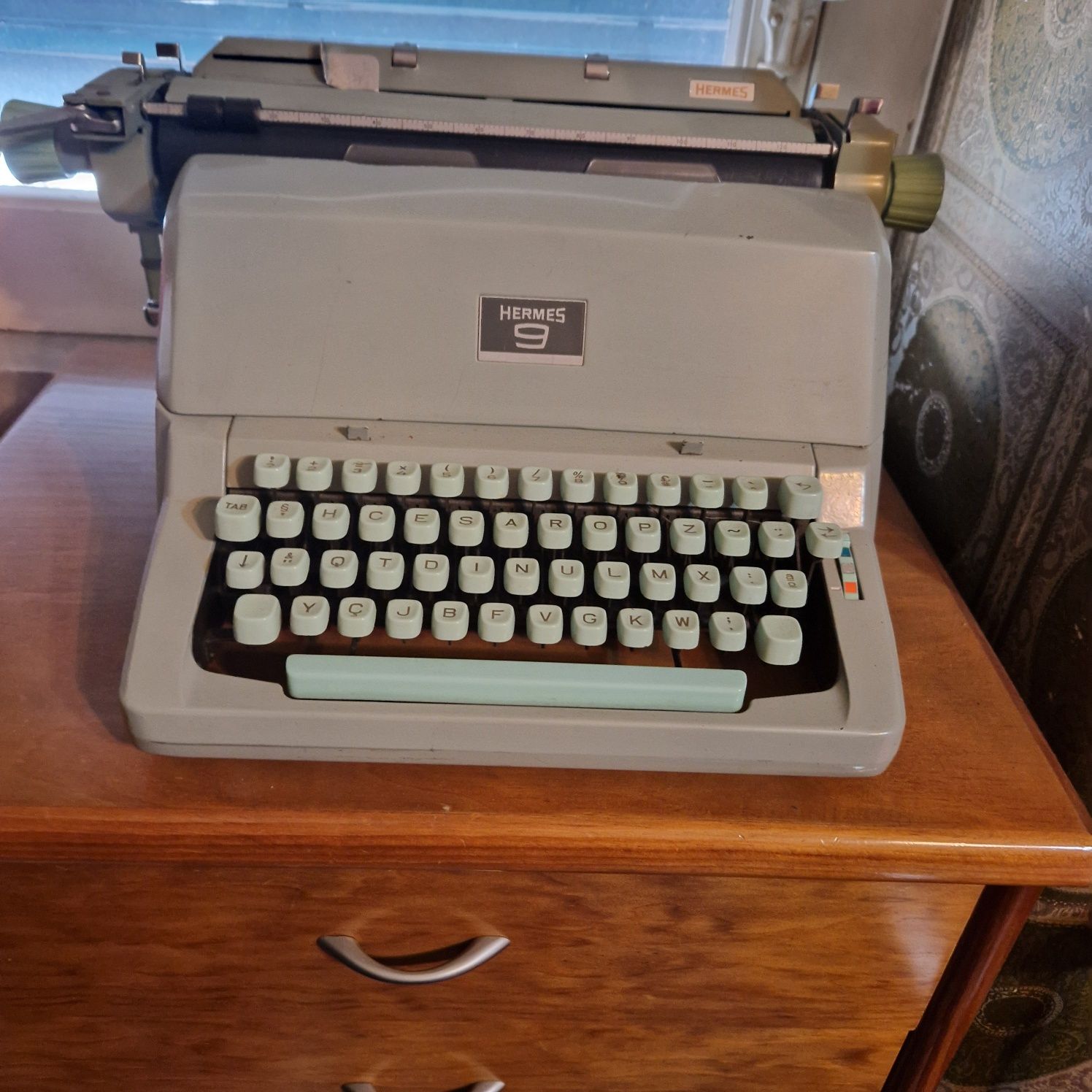 Máquina de escrever Hermes 9