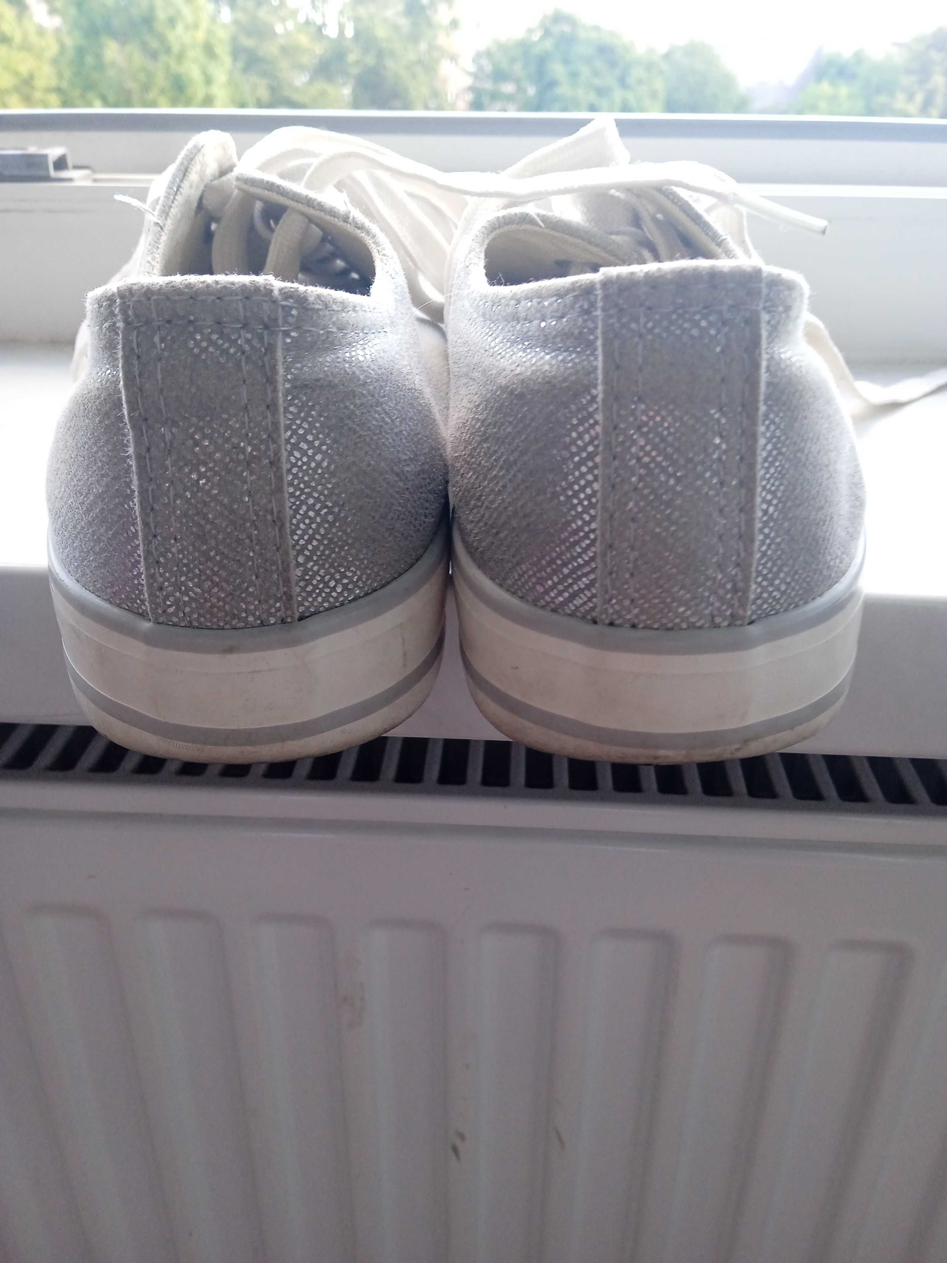 Sprzedam srebrne trampki marki Promod