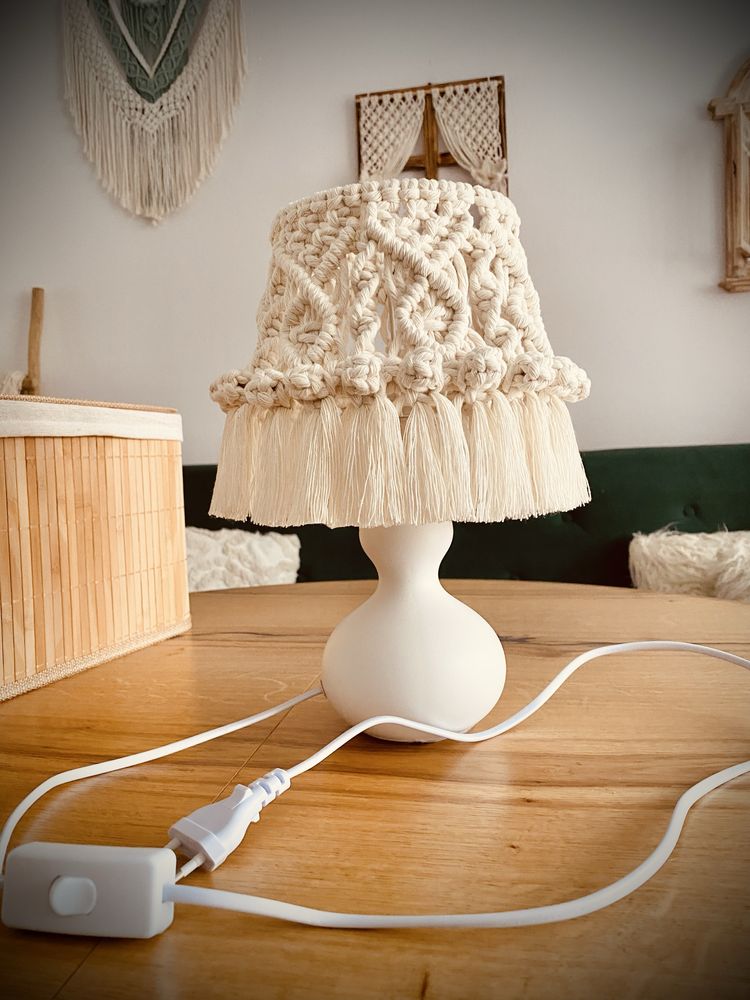 Lampka nocna z makramowym abażurem