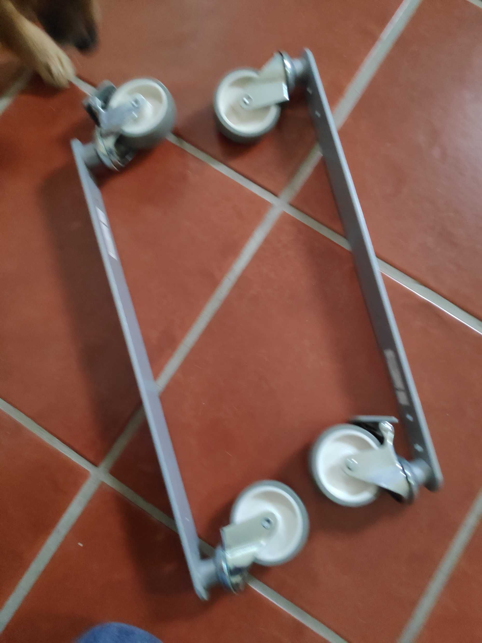 Suportes com rodas para estantes EXPEDIT ou KALLAX, como novos