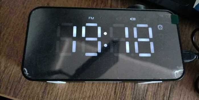 Lustrzane radio zegarek budzik LED bluetooth