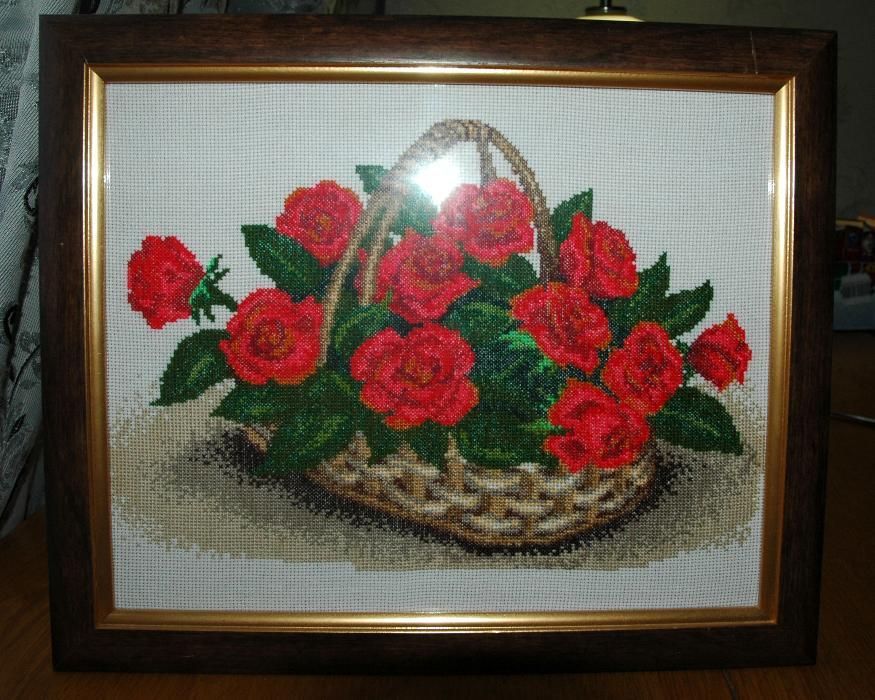 Картина Розы в корзине вышита крестиком