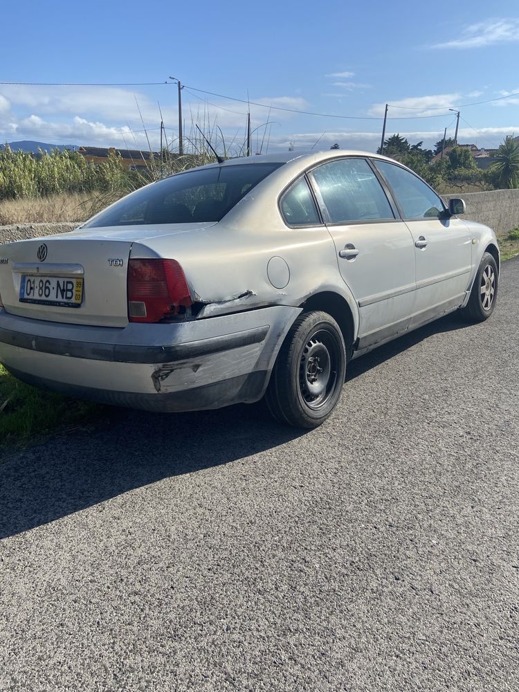 Passat 1.9 tdi batida mas a andar