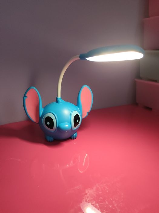 Lampka biurkowa LED Stich – urocza i praktyczna!
